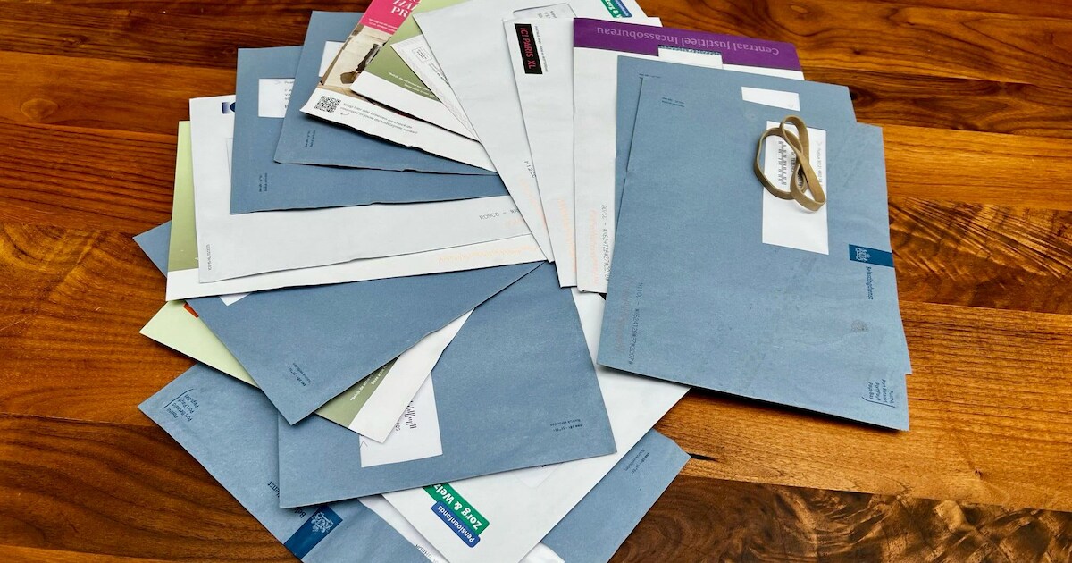 Vrouw doet bijzondere vondst op straat: ‘Geef maar af bij een PostNL ...