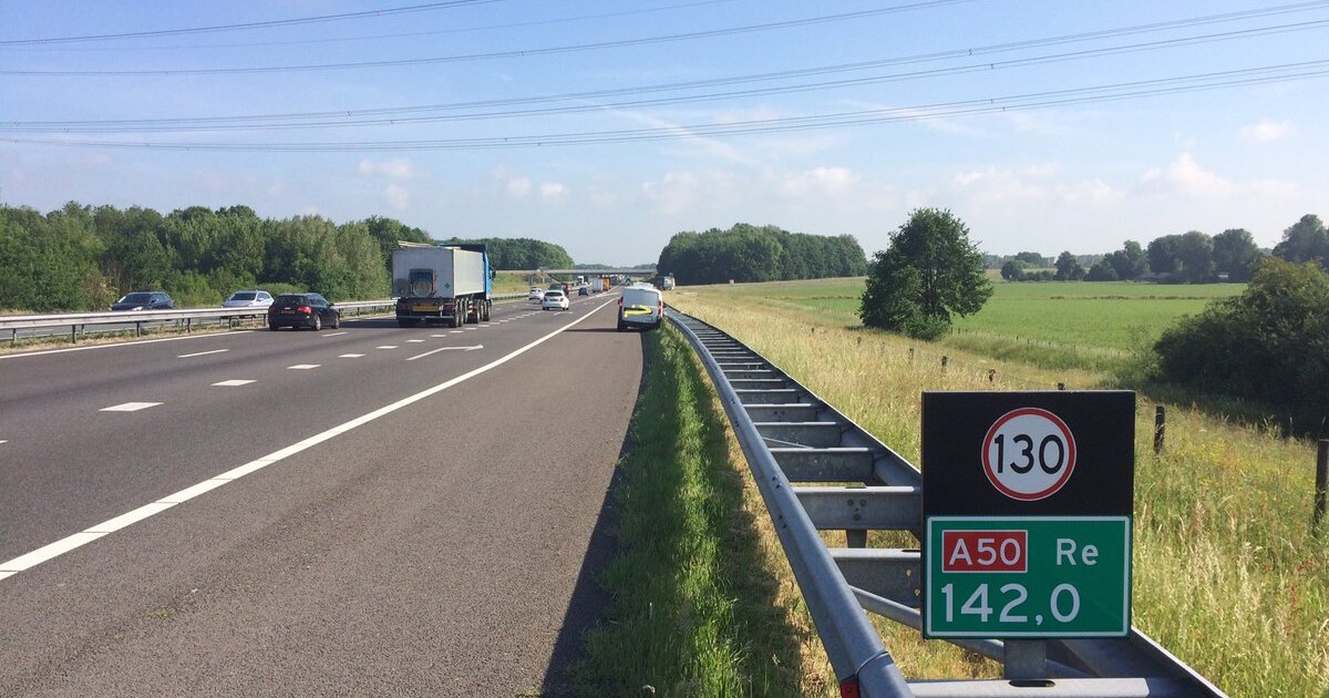Rijkswaterstaat laat langs A50 achtergelaten auto afslepen