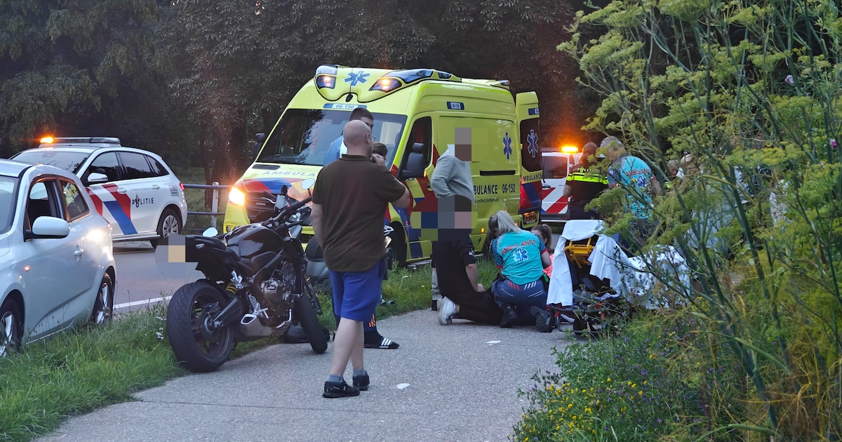 Gewonde bij botsing tussen twee scooters in Achterhoeks dorp.