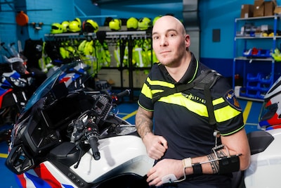 Agent Maikel (Bureau Utrecht) kan arm nooit meer gebruiken na zwaar ongeluk: ‘Ik kijk naar wat wél kan’