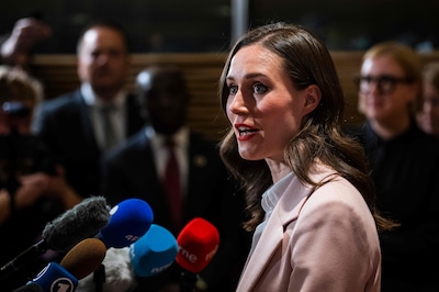 Finse ex-premier getuigt in boek over stortvloed aan seksisme: ‘Zo vaak bedreigd met verkrachting dat ik de tel kwijt ben’