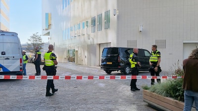 Verdacht pakketje in gebouw Openbaar Ministerie in Amsterdam, speciaal team aanwezig