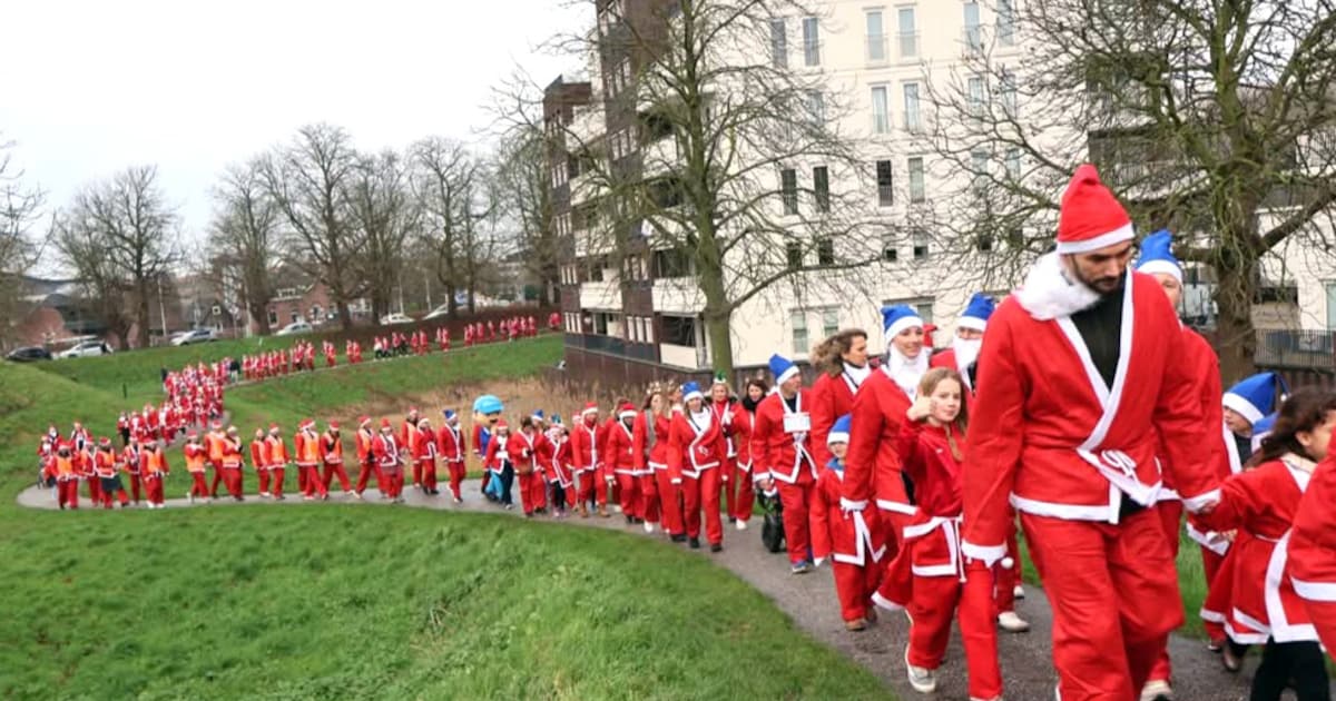 Kerstmannen en -vrouwen rennen door Gorinchem tijdens Santa Run