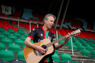 Hij won een wedstrijd, nu zingt Michiel voor duizenden NEC-fans bij De Kuip: ‘Mijn telefoon ontploft