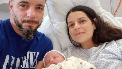 Als Céciles bevalling begint, terwijl buiten een dik pak sneeuw ligt, komt iedereen in actie