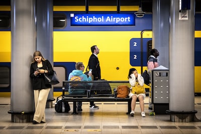 Stroomstoring legt treinverkeer naar Schiphol stil, NS noemt situatie ‘rommelig’