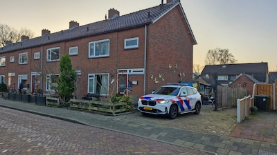 Politie bewaakt woning na ontruiming, buren in onzekerheid: ‘Horen straks hoe het verder gaat’