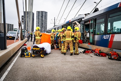 Trams botsen op elkaar op Erasmusbrug: 18 gewonden, van wie twee zwaargewond