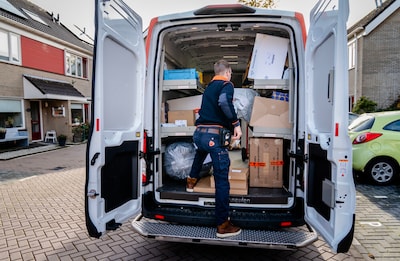 PostNL ziet dip in pakketjes en wil explosief groeien met aantal pakketmuren