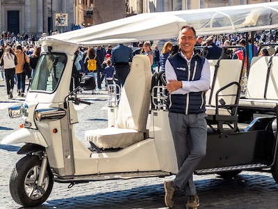 Toeristen zijn dol op de elektrische karretjes, Romeinen worden er doodmoe van: ‘Onleefbaar geworden’