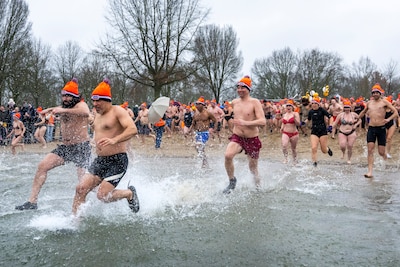 IJskoude nieuwjaarsduik in Rijkerswoerdse Plassen: ‘Zaten even met de billen bij elkaar’