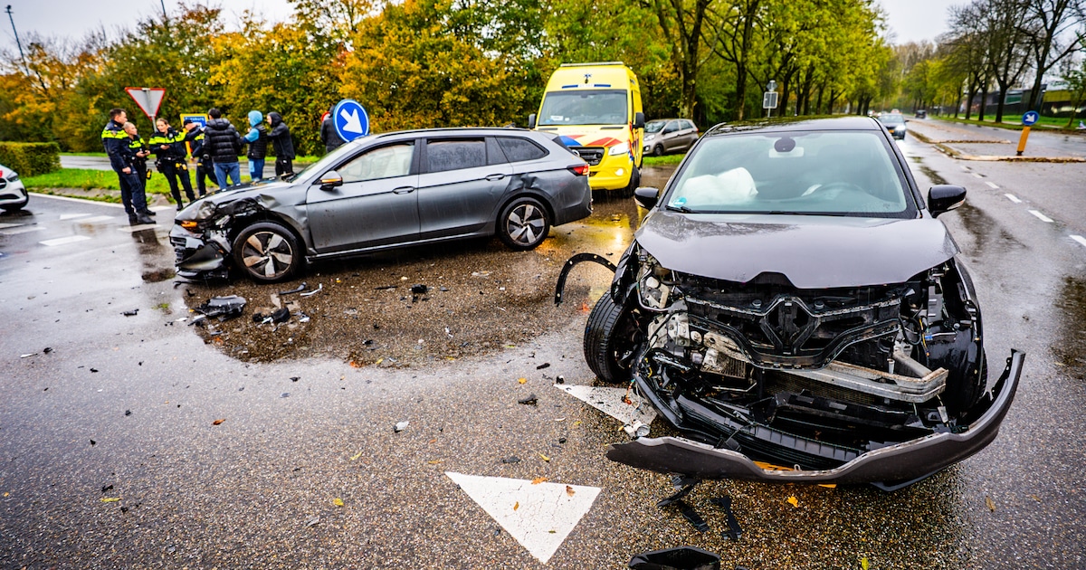 Twee auto's beschadigd na botsing op kruising in Doesburg