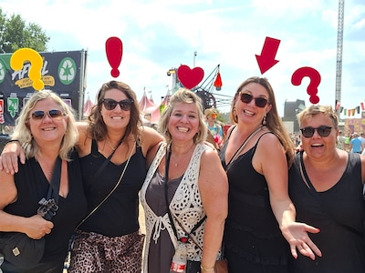 Twee meter lange Jesse, gouden bloesjes en een rode pijl op je hoofd: zo houden festivalgangers hun 