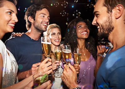 Peperdure ‘champagne’ van Nederlander verwoest levens van Duitse vrienden: ‘We zijn vergiftigd!’