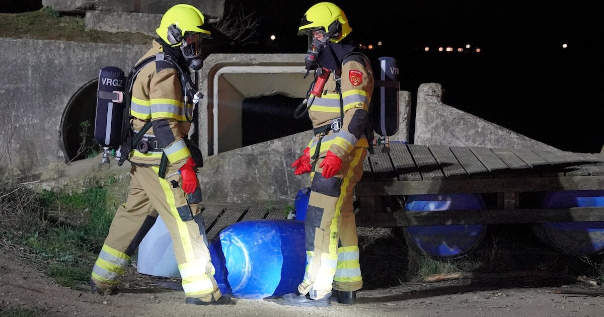 Vaten met mogelijk drugsafval gevonden langs Van Cittersweg Niftrik