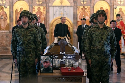 Duizenden Serviërs nemen in kerk afscheid van oorlogsmisdadiger Ratko Mladic