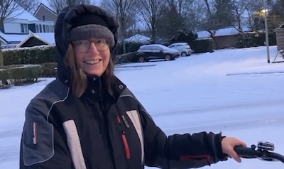 Wit, koud en spekglad, tóch gaat krantenbezorger Trees gewoon op pad: ‘Heb heel veel moeten lopen’