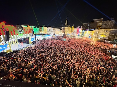 LIVE Serious Request |Oeteldonk neemt Markt over met ‘Ooit’ DJ’s: ‘Zoiets hebben we nog nooit gezien, wat een verbinding is dit zeg!