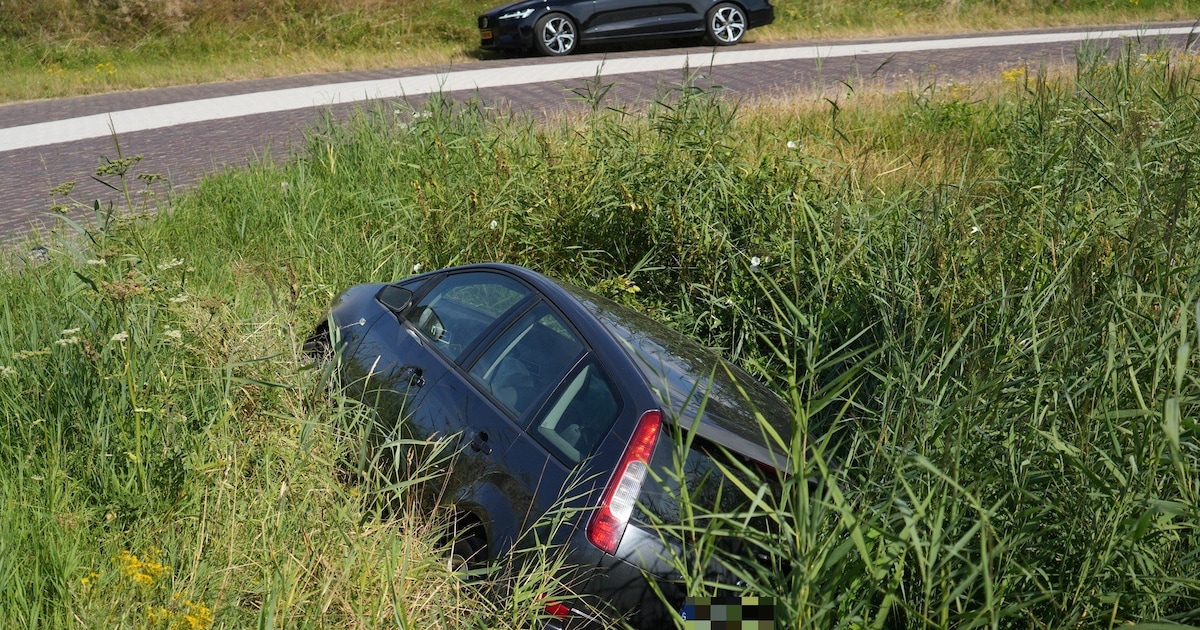 Automobilist belandt in sloot in Nieuwendijk en wordt later op blote voeten gevonden