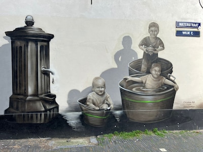 Drie jongens in een teil: dit is het verhaal achter de muurschildering in de Waterstraat