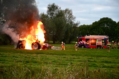 Trekker vliegt in brand tijdens maaiwerk in Culemborg