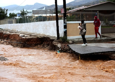 Modderstromen en ondergelopen straten in Griekenland: veel overlast door storm Byron