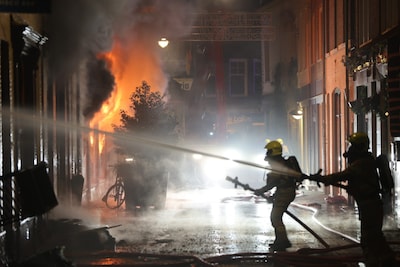 Vlammen bij container en paniek in Arnhem: rechter buigt zich over strafzaak tegen mannen die enorme