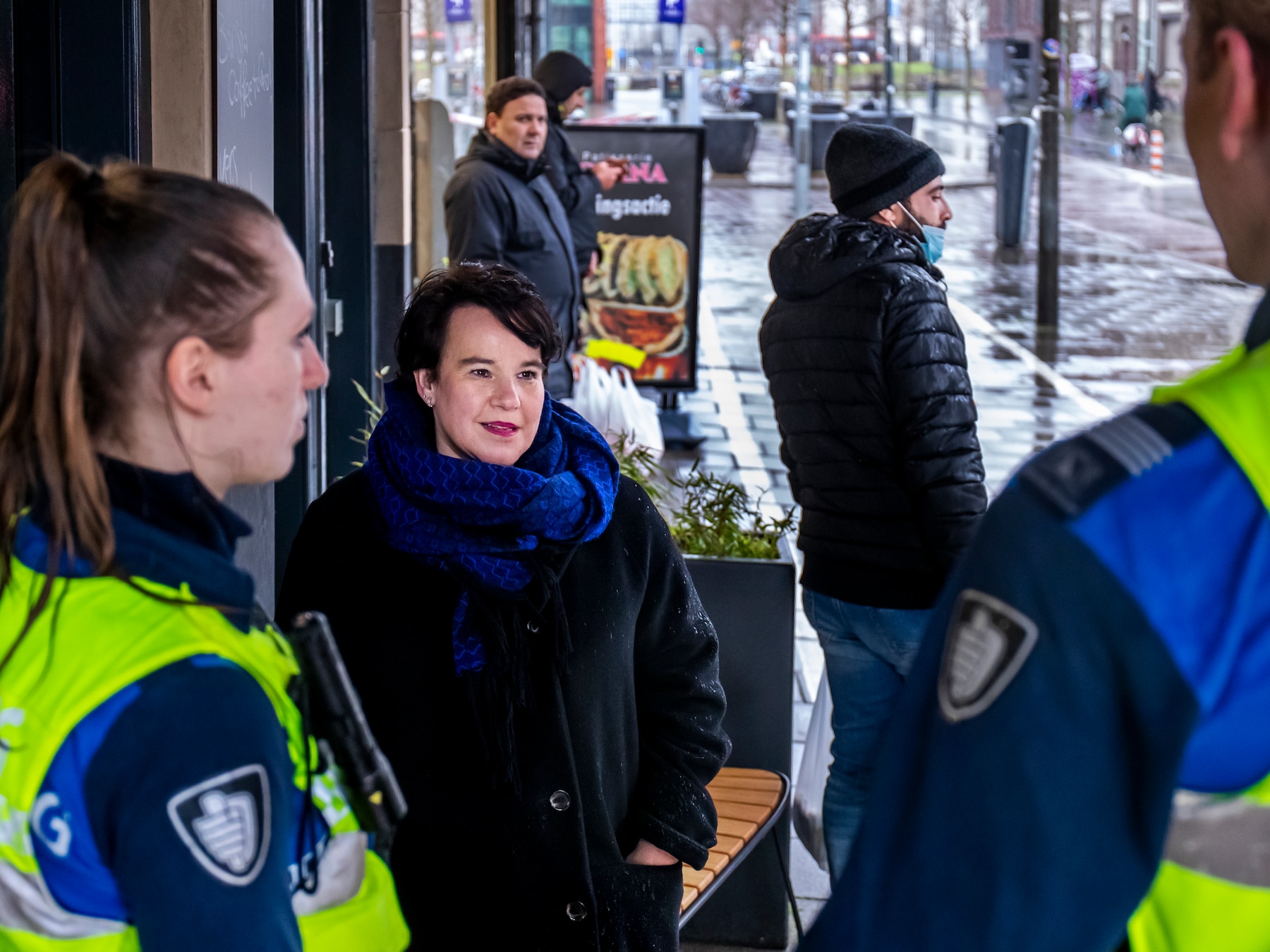Burgemeester Dijksma moet van de gemeenteraad voor de zomer mogelijk maken dat een boa een hoofddoek of keppeltje mag dragen