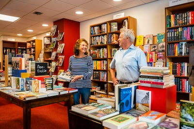 Deze boekenwinkel heeft acht (!) eigenaren (en die krijgen geen salaris): ‘We doen het niet voor de winst’