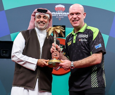 Michael van Gerwen wint prestigestrijd van Gian van Veen in Bahrein: ‘Dit betekent heel veel voor me’