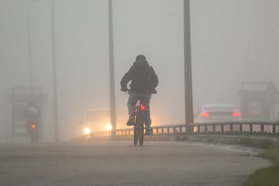 In de nacht plaatselijk dichte mist in het noorden van het land