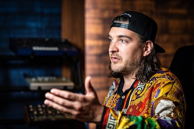 Deze dj maakt statement tegen ‘uithollende’ AI-bedrijven: ‘Dit is belangrijker dan mijn carrière’