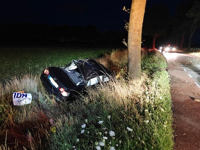 Auto raakt van weg en eindigt in sloot op Oude IJsselweg in Etten, één persoon naar ziekenhuis