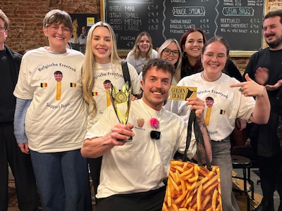 Steff (31) pakt wereldrecord friet eten: ‘Ik heb van tevoren 26 uur niets gegeten’