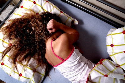 Dader woont weer 150 meter bij meisje (13) vandaan dat hij misbruikte:  ‘Ze slaat zichzelf blauwe ogen en armen’