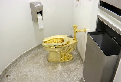 Gouden toilet van Maurizio Cattelan te koop: bieden vanaf 10 miljoen dollar