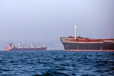 Straat van Hormuz blijft voorlopig dicht, strijd om schaarse grondstoffen is begonnen