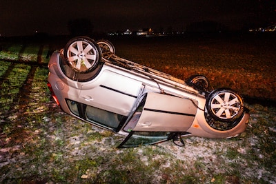 Auto slaat over de kop op de A12 bij Duiven