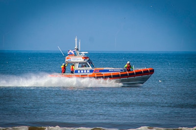 Eerder stuurloos geraakte vrachtschip ten noorden van Schiermonnikoog vaart weer, kustwacht blijft alert