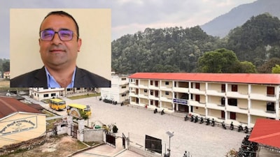 Schooldirecteur Rajendra redt na alarmerend belletje 1643 leerlingen, kort voor vloedgolf gebouw verwoest