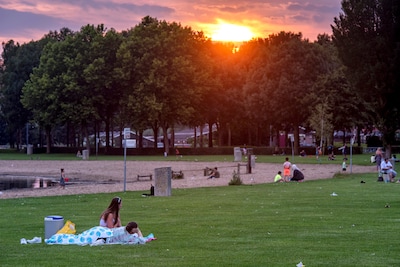 De hitte is heter dan ooit: gelaten neem ik ’s avond af en toe een duik in de Rijkerswoerdse Plassen