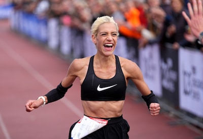 Stewardess Mikky loopt ‘gewoon voor de lol’ 30 kilometer lang aan kop bij NK marathon: ‘Ik had niet eens een plan’