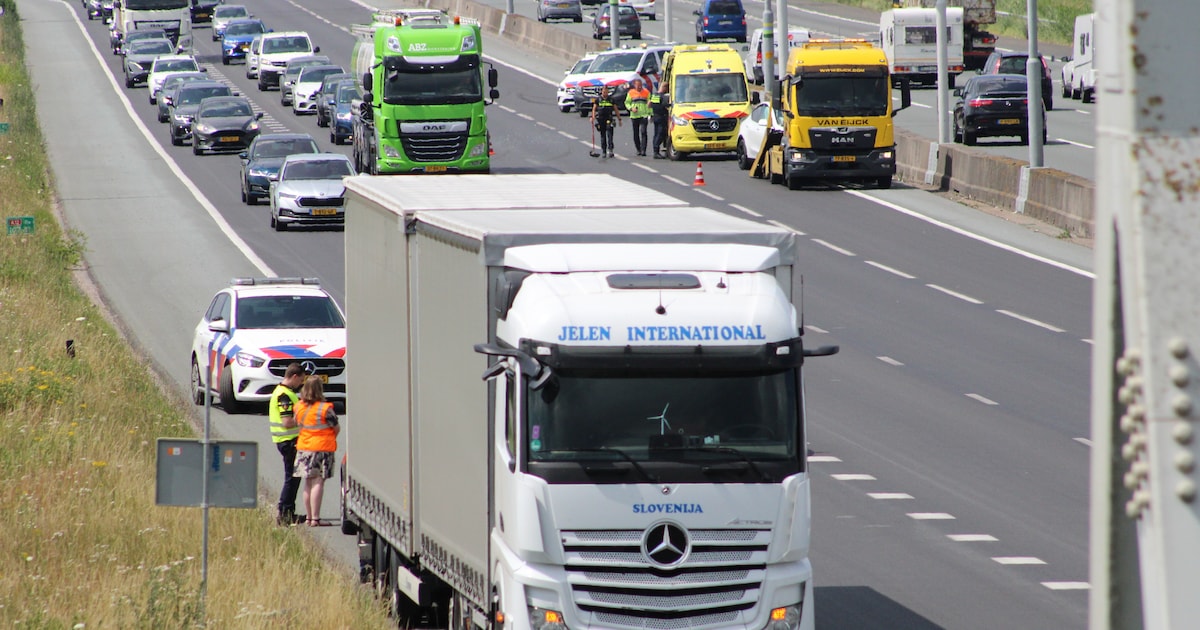 Verkeersinfarct op A58 door gekantelde vrachtwagen bij Gilze: lange files in beide richtingen.