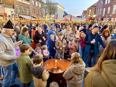 Stormloop bij deze nieuwe kerstmarkt: wachtrij van 20 minuten voor bekertje glühwein