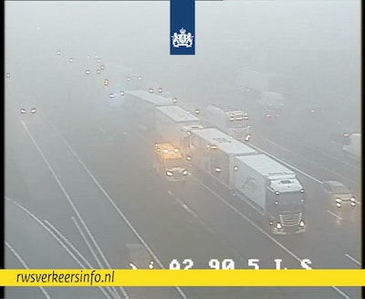 Vrachtwagens op elkaar gebotst op A2 bij knooppunt Deil, vertraging meer dan een uur