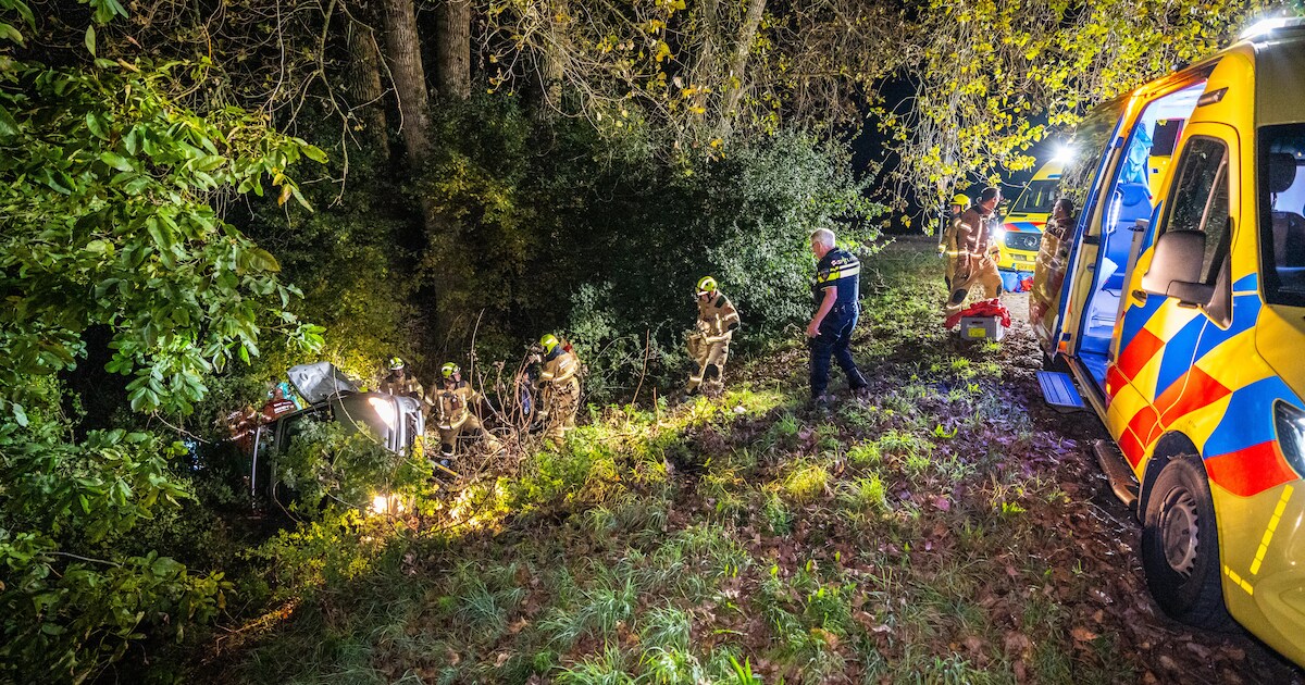 Ernstig eenzijdig ongeluk in Ellecom: automobilist botst frontaal op lantaarnpaal en raakt gewond