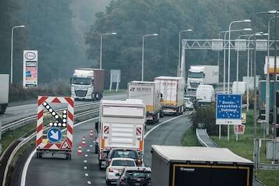 Wachten in file voor Duitse grenscontroles kost Nederlandse bedrijven al miljoenen euro’s: ‘Een belachelijke situatie’