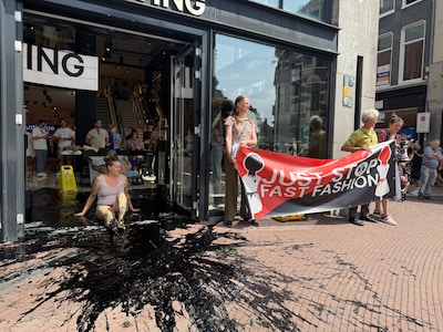 Activiste (45) uit Zevenaar lacht naar sympathisanten als ze de strafeis hoort voor het besmeuren va