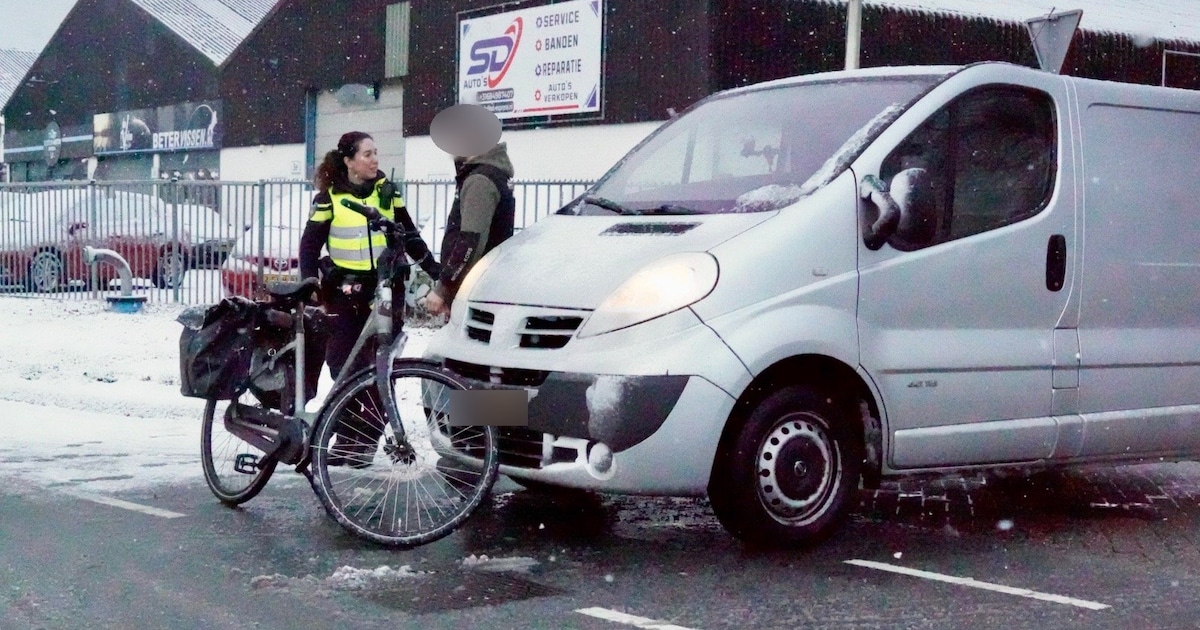 Fietser gewond na botsing met bestelbus op de Heistraat in Boxmeer