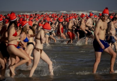 Nieuwjaarsduik Scheveningen afgelast vanwege harde wind